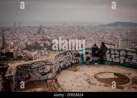 Ce dimanche matin, un couple contemple la ville de Barcelone depuis la colline Turo de la Rovira. Le confinement régional imposé pour essayer d'arrêter la propagation du coronavirus fait que les gens recherchent des sorties de week-end près de la ville. Banque D'Images