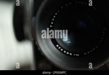 MOTALA, SUÈDE- 2 MARS 2021 : un ancien objectif, de Zeiss, pour un appareil photo Hasselblad. Banque D'Images