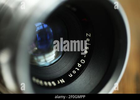 MOTALA, SUÈDE- 2 MARS 2021 : un ancien objectif, de Zeiss, pour un appareil photo Hasselblad. Banque D'Images