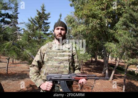 13 août 2010 : Alep, Syrie. L’américain Matthew VanDyke portant un uniforme militaire et tenant une mitrailleuse à Alep, en Syrie, en octobre 2012. Le vandyke filme à Alep depuis deux semaines, tandis que de lourds combats ont eu lieu dans la ville. Au cours d'une interview avec le journaliste Medyan Dairieh, Matthew a expliqué qu'il s'était rendu en Syrie pour faire un film en soutien aux rebelles syriens. Au cours de l'interview, Matthew a également mentionné qu'il avait déjà rejoint la révolution libyenne et les combats dans le pays pour renverser l'ancien chef de la Libye, le colonel Gaddaf (Credit image) Banque D'Images