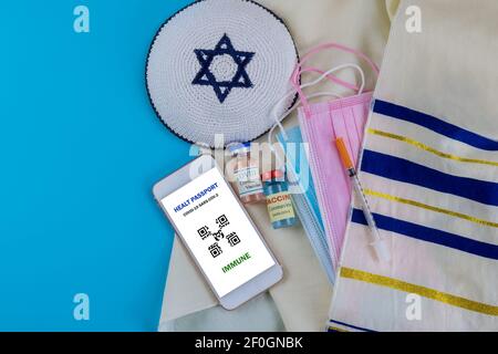 Certificat de vaccination d'Israël avec une bouteille de vaccin Covid-19, document de vaccination par seringue, pour les voyages internationaux Banque D'Images