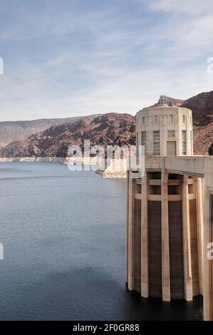 Vue sur les tours du parc au-dessus du lac Mead au barrage Hoover, entre l'Arizona et les États du Nevada, aux États-Unis. Banque D'Images