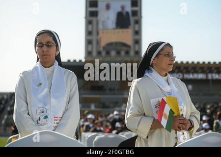 Erbil, Irak. 07e mars 2021. Deux religieuses prient lors d'une messe menée par le pape François au stade Franso Hariri d'Erbil, dans le cadre de sa visite dans la région autonome du Kurdistan, dans le nord de l'Irak. Le pape François est arrivé en Irak vendredi pour la première visite papale jamais effectuée dans le pays du Moyen-Orient, un endroit où la communauté chrétienne a diminué au cours des années de guerre. Crédit : STR/dpa/Alay Live News Banque D'Images