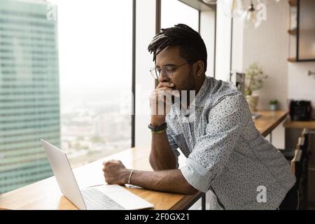 Gros plan sur un homme afro-américain qui regarde l'écran d'un ordinateur portable Banque D'Images