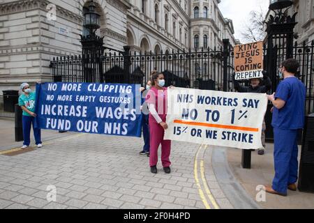 Londres, Royaume-Uni. 7 mars 2021. Le personnel du NHS devant les portes de Downing Street réclamant une augmentation de salaire supérieure au 1% offert. Crédit : Mark Thomas/Alay Live News Banque D'Images