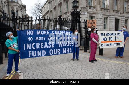 Londres, Royaume-Uni. 7 mars 2021. Le personnel du NHS devant les portes de Downing Street réclamant une augmentation de salaire supérieure au 1% offert. Crédit : Mark Thomas/Alay Live News Banque D'Images