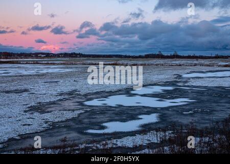 Magnifique coucher de soleil sur un champ inondé Banque D'Images