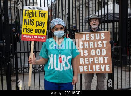 Londres, Royaume-Uni. 7 mars 2021. Le personnel du NHS devant les portes de Downing Street réclamant une augmentation de salaire supérieure au 1% offert. Crédit : Mark Thomas/Alay Live News Banque D'Images