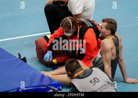 TORUN, POLOGNE - MARS 7: Mateusz Przybylko d'Allemagne reçoit un traitement médical en participant à la finale de Mens High Jump lors de l'athle européen Banque D'Images