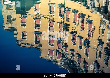 Venise, Italie. Réflexion des accumulations dans l'eau du canal Banque D'Images