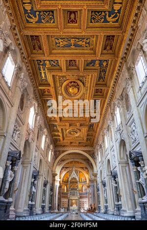 Italie, Rome, plafond de la nef dans la basilique de San Giovanni dans l'intérieur de Laterano, la cathédrale du très Saint Sauveur et des Saints Jean-Baptiste et l'E Banque D'Images