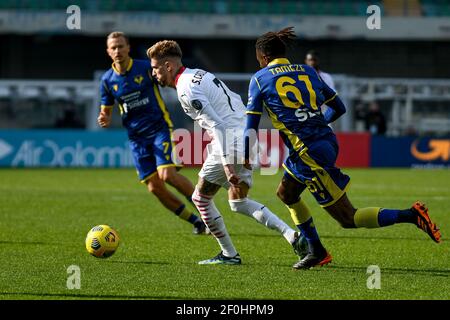 Vérone, Italie. 07e mars 2021. Samuel Castillejo (Milan) en action contre Adrien Tameze (Hellas Verona) pendant Hellas Verona vs AC Milan, football italien série A match à Vérone, Italie, Mars 07 2021 crédit: Agence de photo indépendante/Alamy Live News Banque D'Images