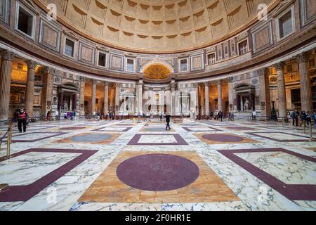 Intérieur de l'église du Panthéon à Rome, Italie, ancien temple romain de 113 à 125 AD. Banque D'Images