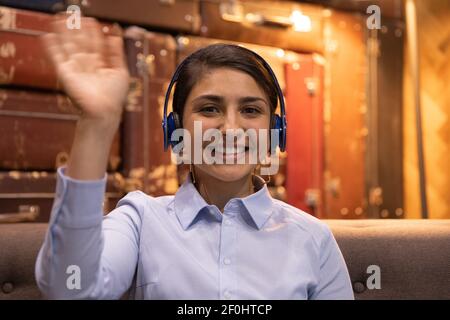 Portrait de tête souriant femme indienne portant un casque et main ondulée Banque D'Images