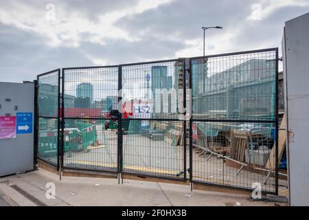 HS2, High Speed Two, construction le long de Hampstead Road entre Euston Station et Camden Town, montrant les tours en béton et d'autres travaux de construction. Banque D'Images