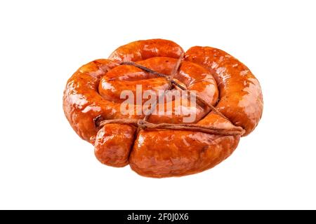 Délicieux et juteux saucisses grillées fumées maison liées à une spirale de viande, en gros plan, isolées sur un fond blanc. Vue de dessus et de côté. Banque D'Images