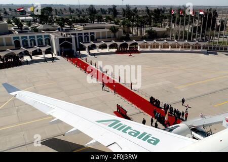 Bagdad, Irak. 07e mars 2021. Le Premier ministre irakien Mustafa Al Kadhemi accueille le pape François à l'aéroport international de Bagdad, à Bagdad, en Irak, le 5 mars 2021, le premier jour de la première visite papale en Irak, décrit comme un voyage historique de˜. Photo de Balkis Press/ABACAPRESS.COM Credit: Abaca Press/Alay Live News Banque D'Images