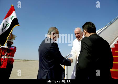 Bagdad, Irak. 07e mars 2021. Le Premier ministre irakien Mustafa Al Kadhemi (à gauche) accueille le pape François à l'aéroport international de Bagdad, à Bagdad, en Irak, le 5 mars 2021, le premier jour de la première visite papale en Irak, décrit comme un « voyage historique ». Photo de Balkis Press/ABACAPRESS.COM Credit: Abaca Press/Alay Live News Banque D'Images