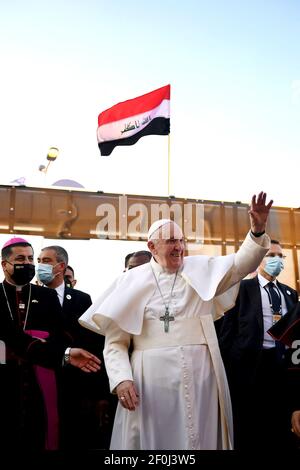 Bagdad, Irak. 07e mars 2021. Le pape François est accueilli par des ecclésiastiques à son arrivée à la cathédrale Saint-Joseph de Bagdad, à Bagdad, en Irak, le 6 mars 2021, Le deuxième jour de la première visite papale en Irak. Photo de Balkis Press/ABACAPRESS.COM Credit: Abaca Press/Alay Live News Banque D'Images