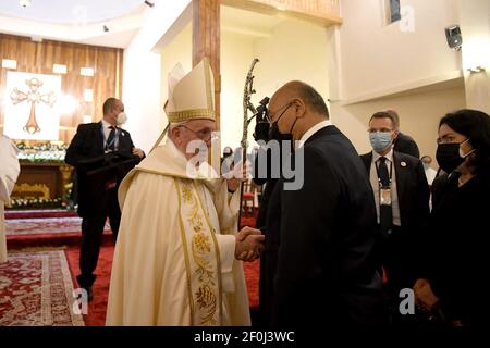 Bagdad, Irak. 07e mars 2021. Le pape François salue le président irakien Barham Saleh (au centre) à l'intérieur de la cathédrale Saint-Joseph de Bagdad, à Bagdad, en Irak, le 6 mars 2021, Le deuxième jour de la première visite papale en Irak. Photo de Balkis Press/ABACAPRESS.COM Credit: Abaca Press/Alay Live News Banque D'Images