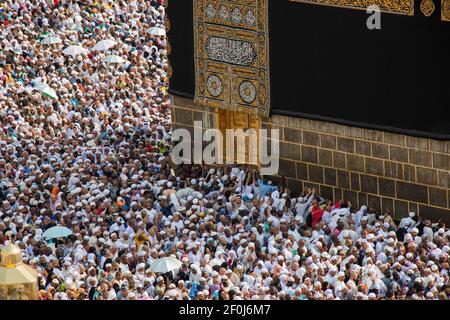 Tawaf. Sainte Kaaba. Une foule de pèlerins contournent les ambulances autour de Kaaba. Banque D'Images