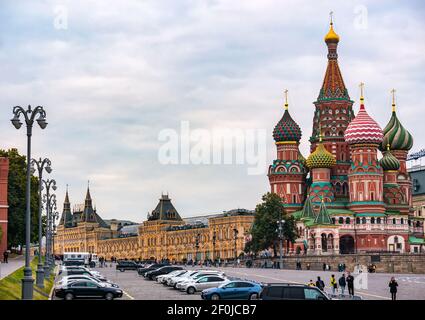 Dômes colorés à l'oignon de la cathédrale Saint-Basile, avec magasin DE GOMME éclairé au crépuscule sur la place Rouge, Moscou, Fédération de Russie Banque D'Images