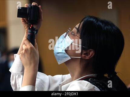 Pékin, Chine. 07e mars 2021. Les journalistes portent un masque facial lorsqu'ils assistent à la conférence de presse virtuelle du conseiller d'État chinois et ministre des Affaires étrangères Wang Yi lors des sessions parlementaires du pays à Beijing, le dimanche 7 mars 2021. Wang a exhorté les États-Unis à supprimer les restrictions « déraisonnables » sur la coopération Dès que possible et à travailler ensemble sur des intérêts mutuels comme le changement climatique. La semaine dernière, les États-Unis Joe Biden ont choisi la Chine comme une « rivalité croissante » et un défi sérieux face aux États-Unis photo par Stephen Shaver/UPI crédit: UPI/Alay Live News Banque D'Images