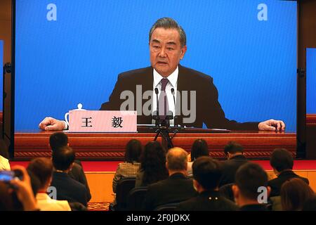 Pékin, Chine. 07e mars 2021. Le conseiller d'État chinois et ministre des Affaires étrangères Wang Yi parle sur un écran de télévision (en raison d'une pandémie) lors de sa conférence de presse annuelle lors des sessions parlementaires du pays à Beijing, le dimanche 7 mars 2021. Wang a exhorté les États-Unis à supprimer les restrictions « déraisonnables » sur la coopération Dès que possible et à travailler ensemble sur des intérêts mutuels comme le changement climatique. La semaine dernière, les États-Unis Joe Biden ont choisi la Chine comme une « rivalité croissante » et un défi sérieux face aux États-Unis photo par Stephen Shaver/UPI crédit: UPI/Alay Live News Banque D'Images