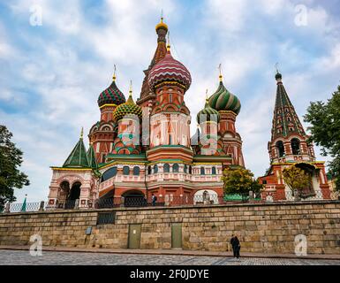 Dômes colorés à l'oignon de la cathédrale Saint-Basile, place Rouge, Moscou, Fédération de Russie Banque D'Images