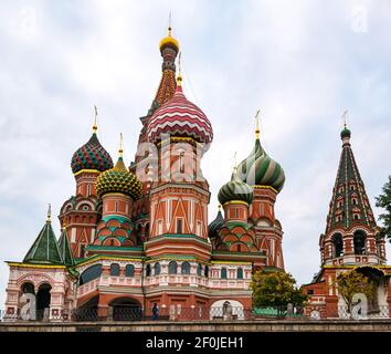 Dômes colorés à l'oignon de la cathédrale Saint-Basile, place Rouge, Moscou, Fédération de Russie Banque D'Images