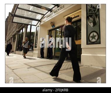 Harvey Nichols le lendemain d'une femme travaillant à la le magasin a été tourné et l'homme qui a fait la prise de vue Puis il s'est tué.pic David Sandison 14/9/2005 Banque D'Images