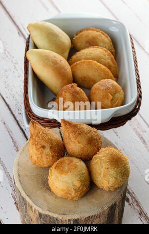 Saveurs brésiliennes avec garnitures au fromage, au poulet et au jambon. Ils sont servis aux fêtes d'anniversaire brésiliennes. Banque D'Images