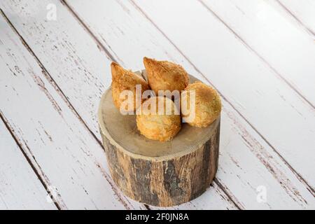 Quatre savorys brésiliens frits à l'huile avec garniture au fromage et au poulet. Ils sont adorés par le peuple brésilien. Banque D'Images