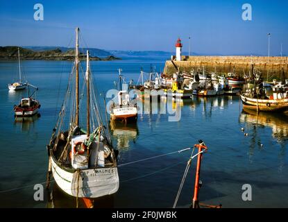 FR - BRETAGNE: Port d'Erquy le long des Côtes-d'Armor, hauts-de-France Banque D'Images