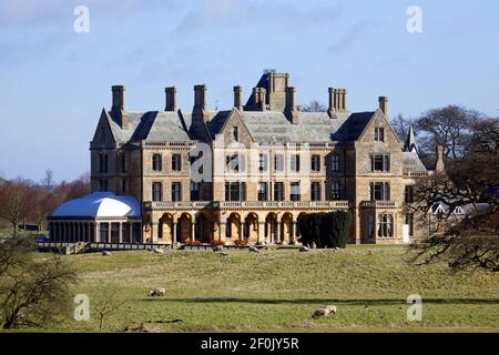 Walton Hall près de Wellesbourne, Warwickshire, le style de renaissance gothique que nous voyons aujourd'hui conçu par Sir George Gilbert Scott.Now un hôtel Mercure. Banque D'Images