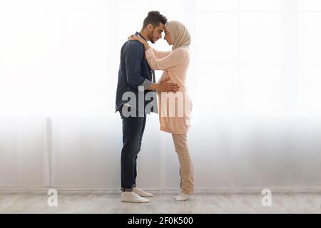 Les Conjoints Musulmans Romantiques Attendent Que Bebe Se Tient Debout Contre La Fenetre A Accueil Photo Stock Alamy