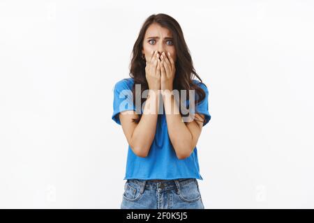 Accident, problèmes, mauvaises situations. Une jeune femme choquée et préoccupée, en panique, disant Oh gosh, couvrant la bouche témoin d'un crime terrible, debout peur Banque D'Images