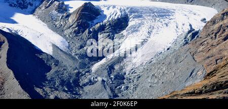 Le changement climatique mondial est responsable de la fonte rapide des glaciers et du pergélisol comme ici au glacier Morteratsch dans la haute Engadine Banque D'Images