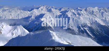 Magnifique vue depuis les Alpes suisses de Weissfluhjoch à la célèbre région d'hiver Davos-City Banque D'Images