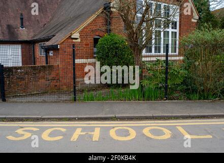 Eton Wick, Windsor, Berkshire, Royaume-Uni. 7 mars 2021. Bien que la première école Eton Wick C of E ait été ouverte à l'éducation des enfants des travailleurs clés, l'école se prépare à rouvrir ses portes demain. En dépit de l'actuel confinement du coronavirus Covid-19 en Angleterre, le gouvernement a annoncé qu'il était sûr de rouvrir les écoles. En fonction de leur âge, certains enfants devront subir des tests de débit latéral Covid-19 fréquents et porter un masque facial toute la journée à l'école. Crédit : Maureen McLean/Alay Live News Banque D'Images