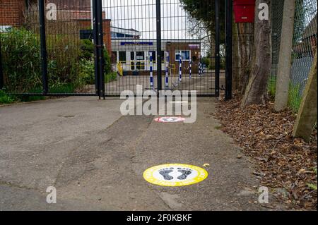 Eton Wick, Windsor, Berkshire, Royaume-Uni. 7 mars 2021. Bien que la première école Eton Wick C of E ait été ouverte à l'éducation des enfants des travailleurs clés, l'école se prépare à rouvrir ses portes demain. En dépit de l'actuel confinement du coronavirus Covid-19 en Angleterre, le gouvernement a annoncé qu'il était sûr de rouvrir les écoles. En fonction de leur âge, certains enfants devront subir des tests de débit latéral Covid-19 fréquents et porter un masque facial toute la journée à l'école. Crédit : Maureen McLean/Alay Live News Banque D'Images