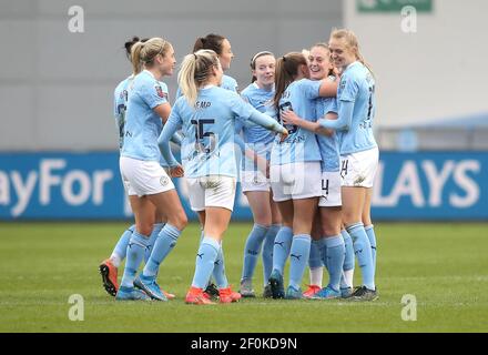 Keira Walsh, de Manchester City (deuxième à droite), célèbre le premier but de son équipe lors du match de la Super League FA pour femmes au Manchester City Academy Stadium, à Manchester. Date de la photo: Dimanche 7 mars 2021. Banque D'Images