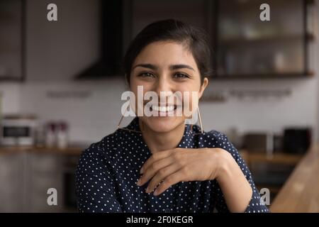 Portrait en tête souriant femme indienne effectuant un appel vidéo Banque D'Images