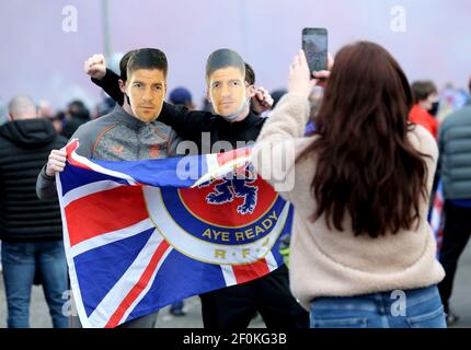 Les fans des Rangers portant des masques Steven Gerrard célèbrent à l'extérieur du stade Ibrox après que les Rangers ont remporté le titre de Premiership écossais. Date de la photo: Dimanche 7 mars 2021. Banque D'Images