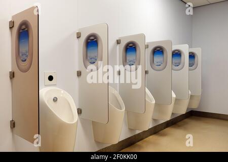 Rangée d'urinoirs dans une des toilettes publiques pour hommes Banque D'Images