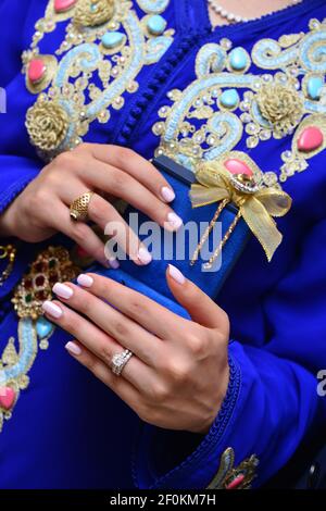 Caftan arabe. Un caftan bleu sur le corps d'une femme de Dubaï Banque D'Images