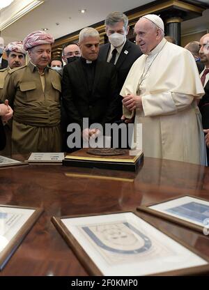 Arbil, Irak. 07e mars 2021. Le pape François rencontre Masoud Barzani (à gauche), dirigeant du Parti démocratique du Kurdistan (KDP) en Irak, à Erbil, dans le nord de l'Irak, le 7 mars 2021. La visite historique de 4 jours en Irak est le premier voyage international papal depuis la vedette de la pandémie de Covid-19. Photo : Vatican Media via ABACAPRESS.COM Credit: Abaca Press/Alamy Live News Banque D'Images