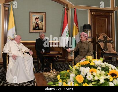 Arbil, Irak. 07e mars 2021. Le pape François rencontre Masoud Barzani, chef du Parti démocratique du Kurdistan (KDP) en Irak à Erbil, dans le nord de l'Irak, le 7 mars 2021. La visite historique de 4 jours en Irak est le premier voyage international papal depuis la vedette de la pandémie de Covid-19. Photo : Vatican Media via ABACAPRESS.COM Credit: Abaca Press/Alamy Live News Banque D'Images