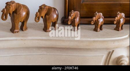 Les éléphants en bois sculpté sur socle Banque D'Images