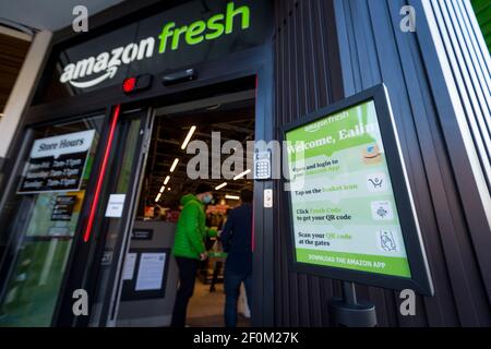 Londres, Royaume-Uni. 7 mars 2021. L'entrée du magasin Amazon Fresh de 2,500 m2 à Ealing, dans l'ouest de Londres, le premier week-end d'ouverture. Il s'agit de la première épicerie « juste à l'extérieur » au Royaume-Uni et de la première en dehors des États-Unis. En tant que magasin « sans contact », il est disponible pour toute personne inscrite sur Amazon et avec l'application sur son smartphone. Les caméras en magasin et l'intelligence artificielle surveillent les clients qui ramarent des articles qui sortent simplement et la facturation se fait automatiquement par la suite. Credit: Stephen Chung / Alamy Live News Banque D'Images